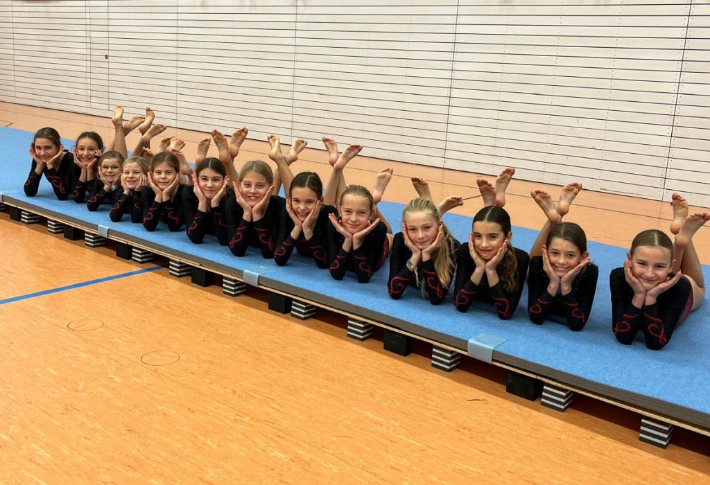 Foto zeigt die neue Flick-Flack-Bahn mit den Mädels der Wettkampftruppe darauf.