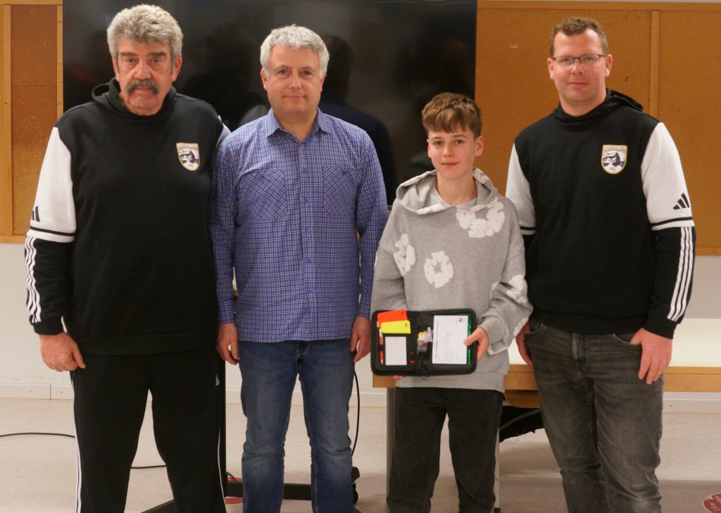 Vorstellung der beiden Fußball Schiedsrichter.