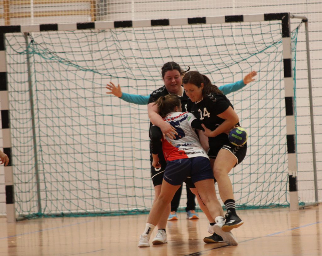 Foto zeigt zwei Peißenberger Spielerin bei Abwehr von einer Spielerin vom SV Bruckmühl.