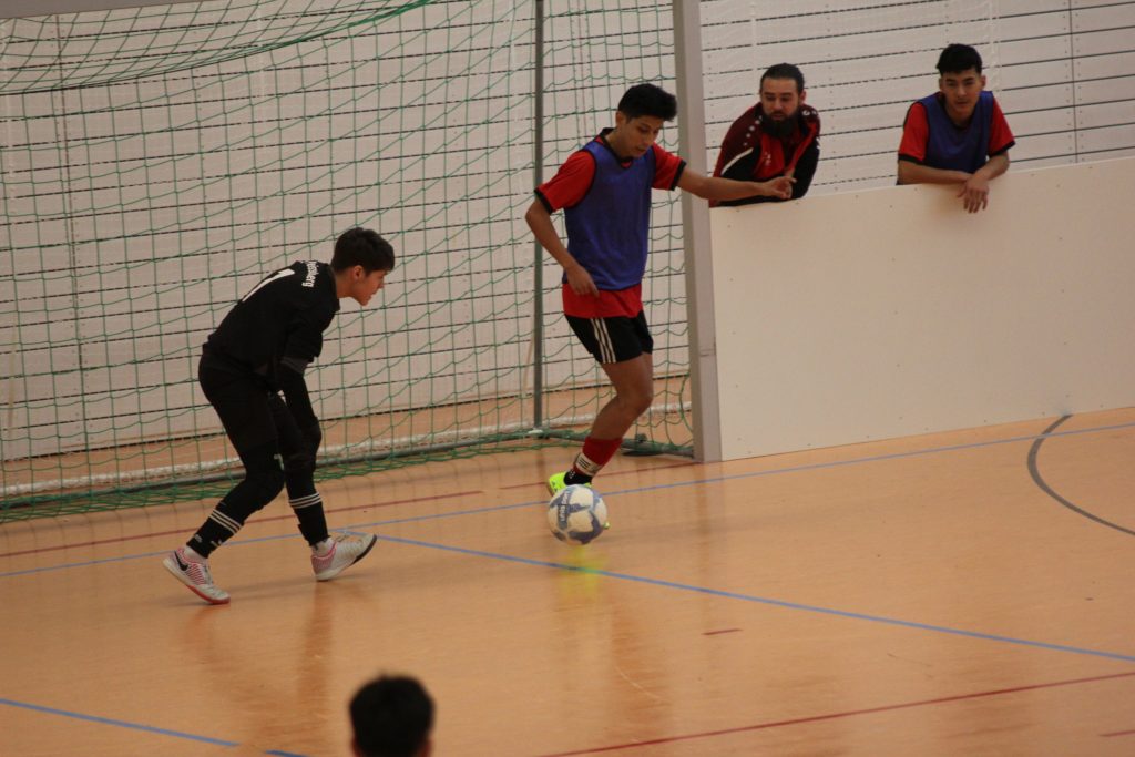 Foto zeigt Peißenberger Torwart mit Ball im Abwurf.