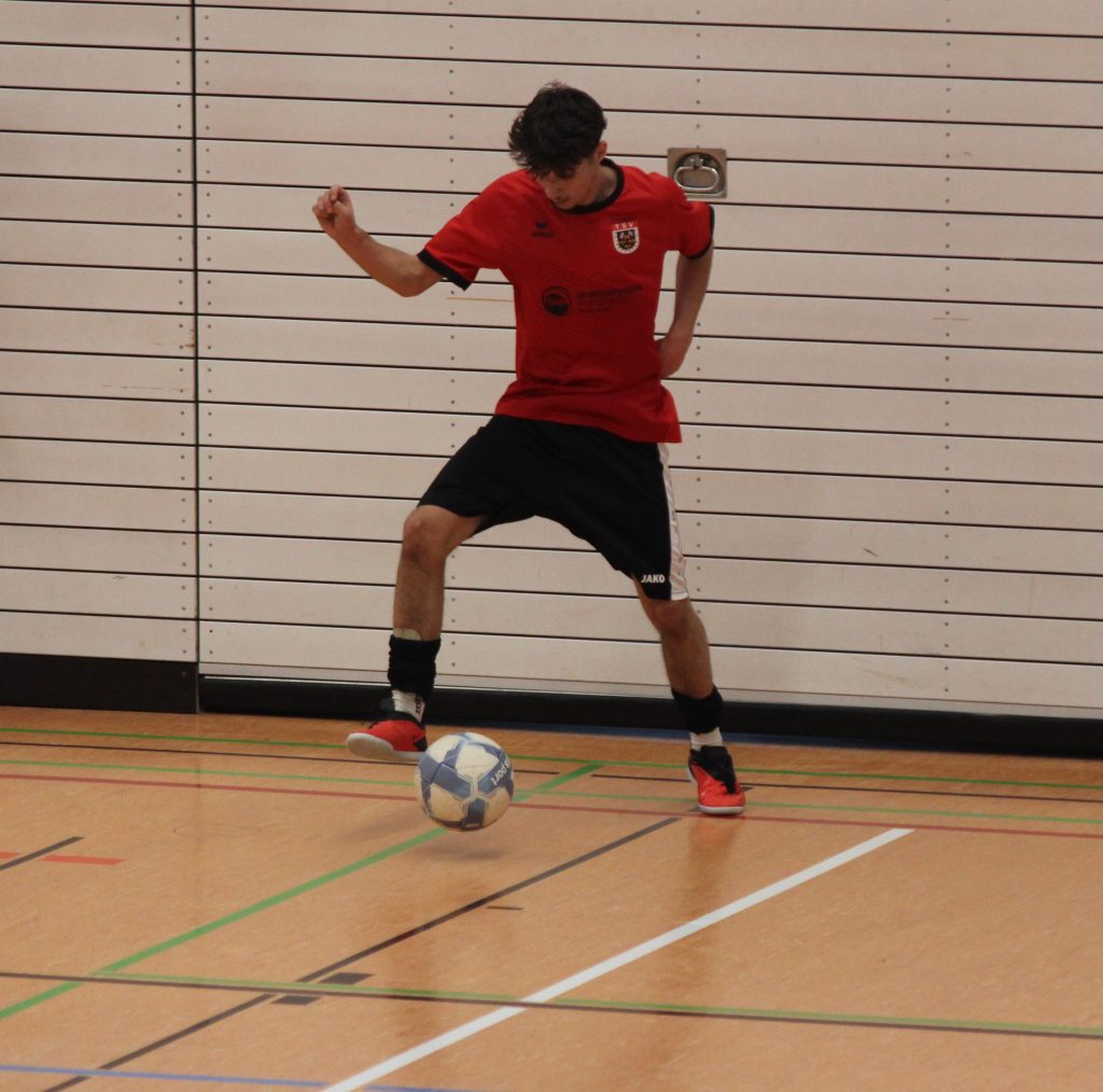 Bild zeigt einen Peißenberger Spieler mit rechtem Fuß den Ball tretend. 