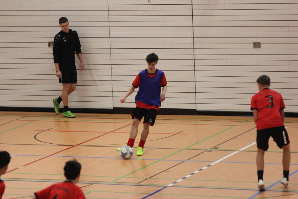 Bild zeigt einen Peißenberger Spieler mit rechten Fuß den Ball spielend. 