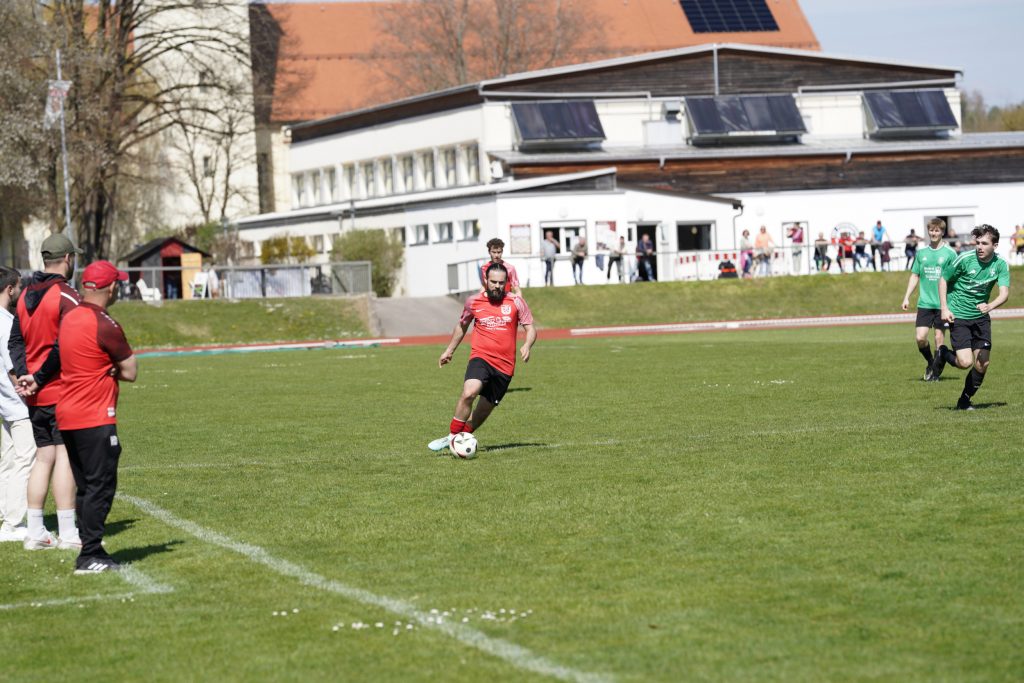 Foto zeigt einen Peißenberger Spieler mit dem rechten Fuß den Ball spielend.