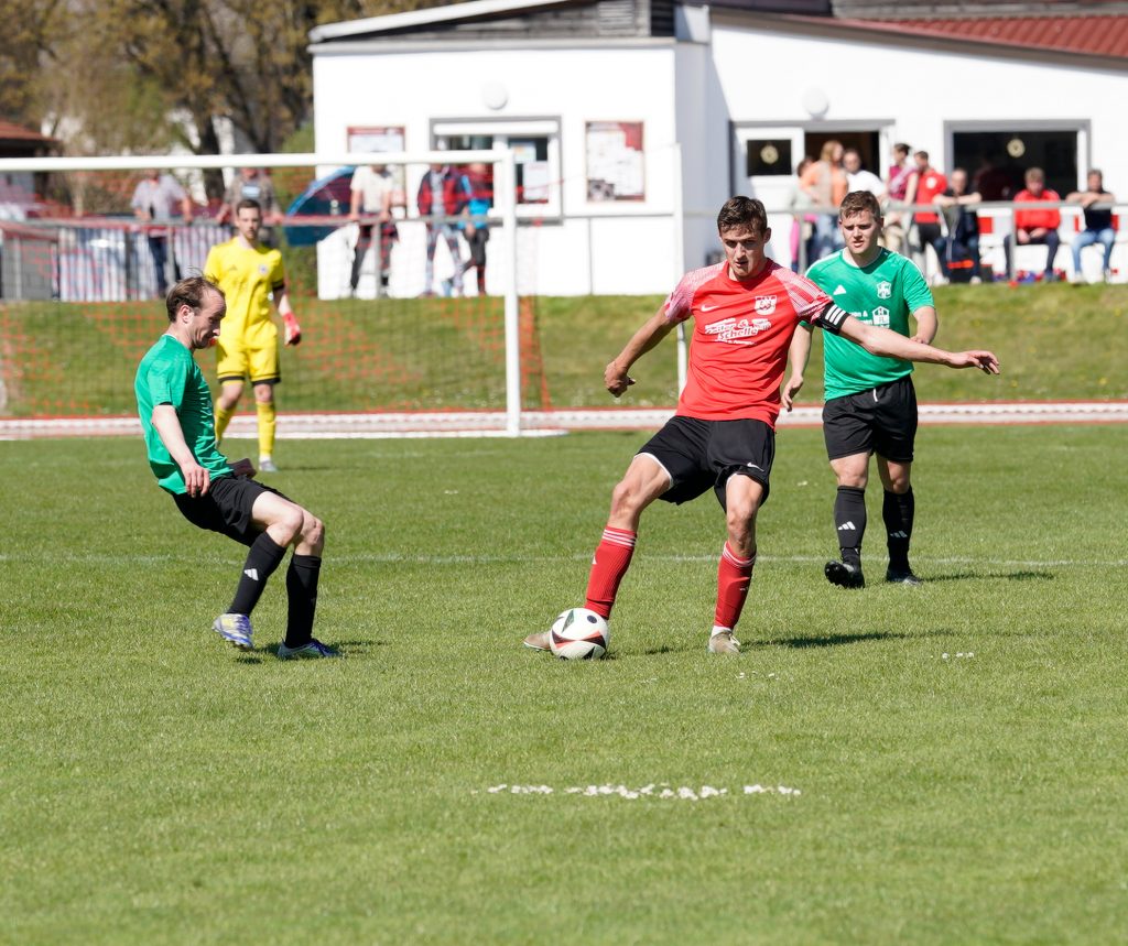 Foto zeigt einen Peißenberger Spieler mit dem rechten Fuß den Ball spielend und auf rechts und hinter ihm ein Gegner.