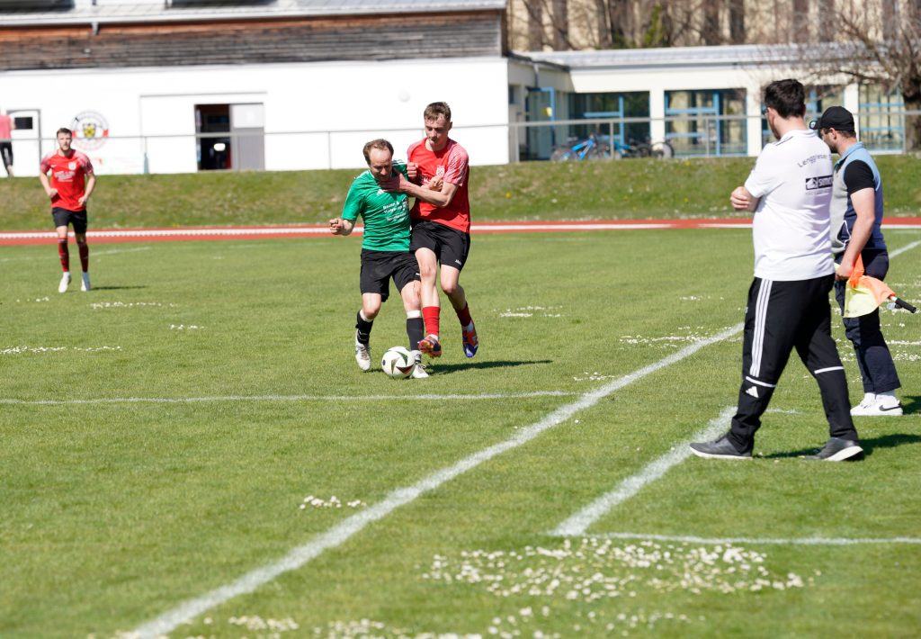 Foto zeigt einen Peißenberger Spieler mit dem rechten Fuß den Ball spielend und rechts daneben den Gegner.