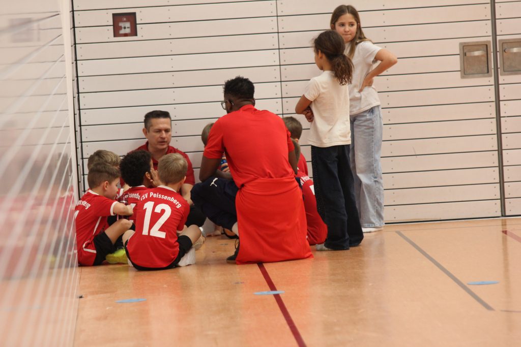 Fußball Turnier der Jahrgänge 2019 und 2020. Hier einen TSV Peißenberger Mannschaft mit Trainer.