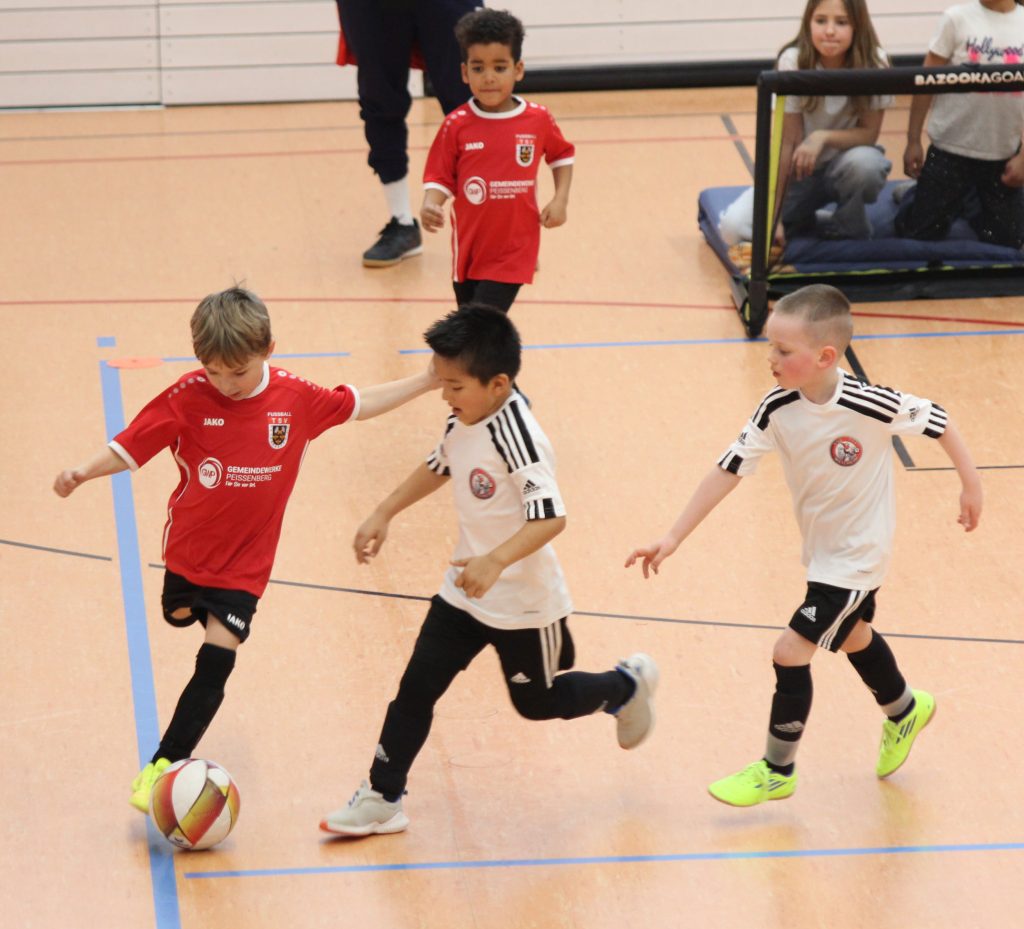 Fußball Turnier der Jahrgänge 2019 und 2020. Mehrere Spieler auf dem Feld.