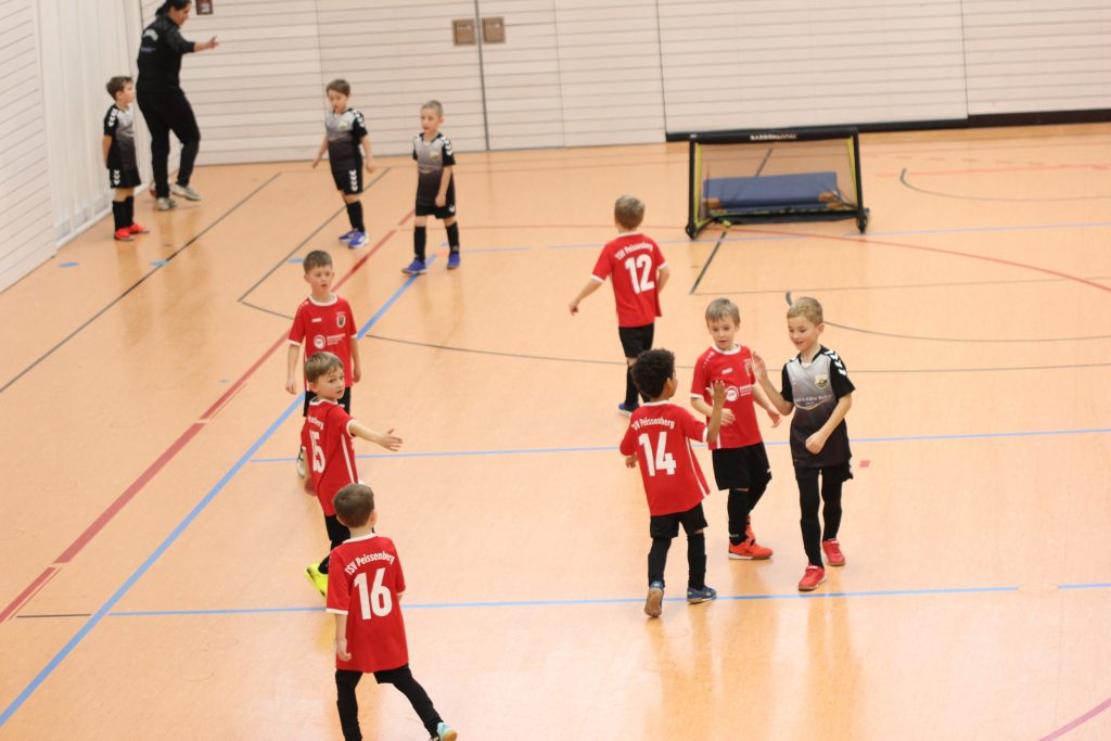 Fußball Turnier der Jahrgänge 2019 und 2020. Mehrere Spieler auf dem Feld.