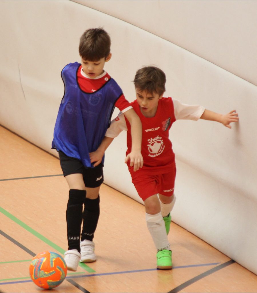 Fußball Turnier der Jahrgänge 2019 und 2020. MIt zwei Spieler um einen Fußball kämpfend.