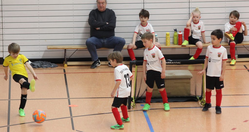 Fußball Turnier der Jahrgänge 2019 und 2020. Mehrere Spieler auf dem Feld.