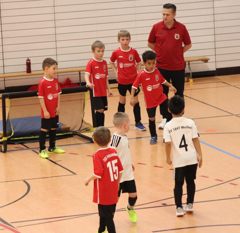 Fußball Turnier der Jahrgänge 2019 und 2020. Mehrere Spieler auf dem Feld.