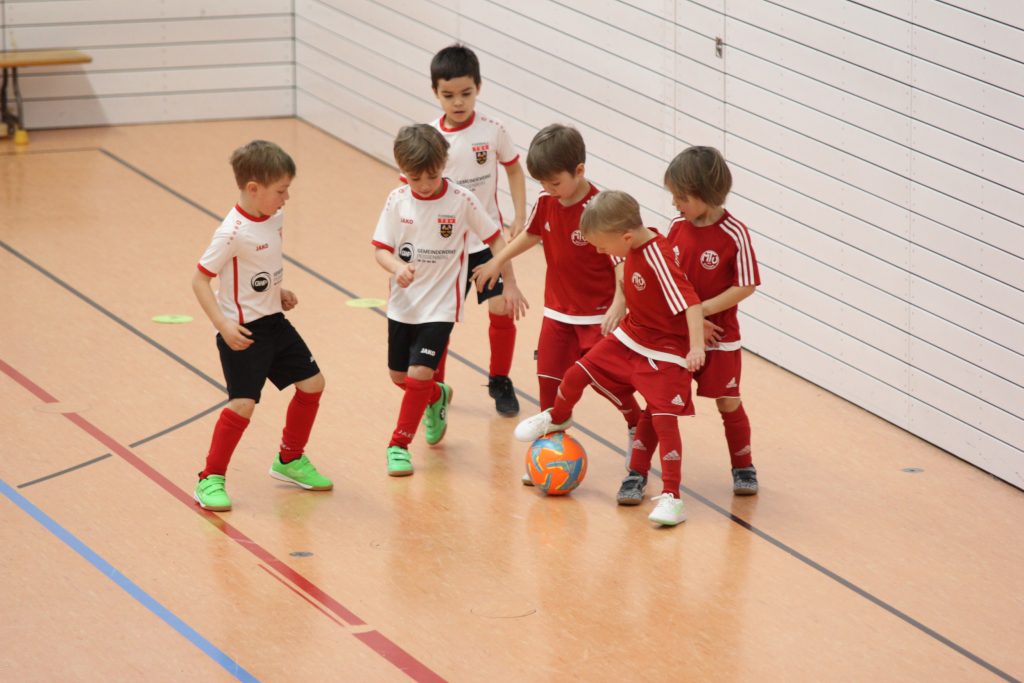 Fußball Turnier der Jahrgänge 2019 und 2020. Mehrere Spieler auf dem Feld.