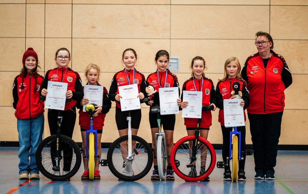 Foto von der Gruppe der Teilnehmerinnen und Trainer.