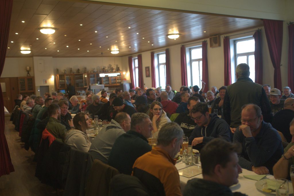 Foto zeigt alle Teilnehmer im Saal der Gasthofs beim Essen und Trinken.