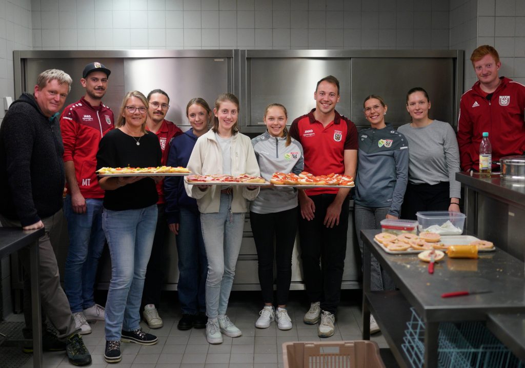 Foto Helferinnen und Helfer der Damen und Herren Fußball Mannschaft beim Fußball Zugspitze Kreistag am 20.11.2025.