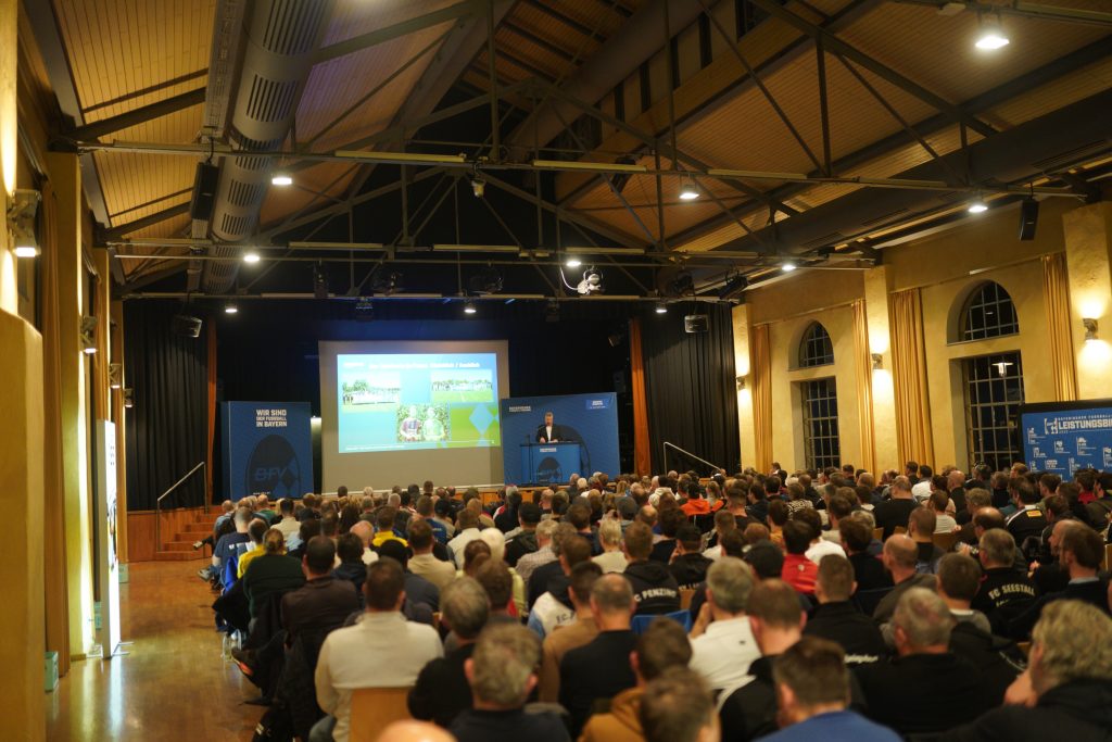 Foto von den knapp 300 Delegierten und der Tiefstollen Halle Peißenberg beim Fußball Kreis Zugspitze Kreistag am 20.11.2025.