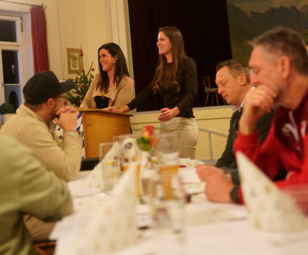 Bild zeigt Vortrag am Rednerpult die Jugendleitung.