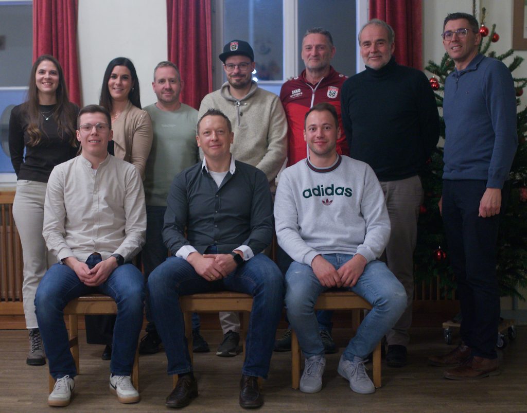 Bild zeigt die neu gewählte Vorstandschaft mit Bürgermeister Frank Zellner und TSV Präsident Stefan Rießenberger.