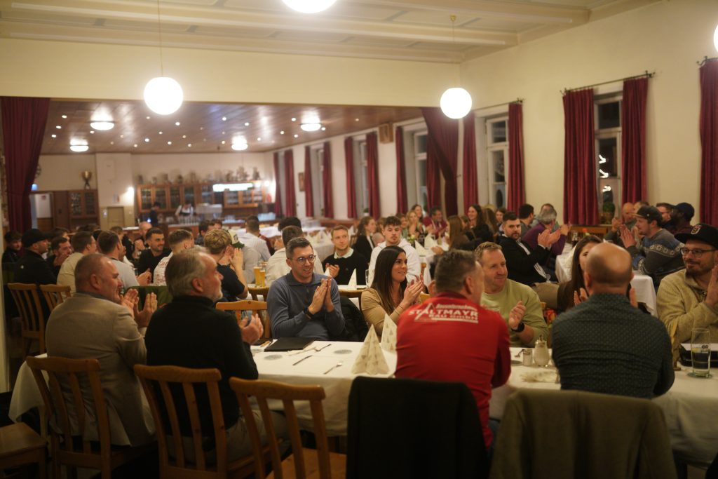 Bild zeigt den großen Saal im Gasthof zur Post in Peißenberg mit den Mitgliedern sitzend an den Tischen.