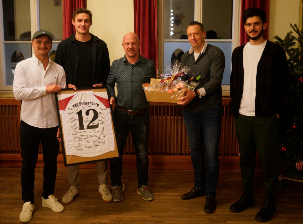 Bild zeigt Verabschiedung von 2. Abteilungsleiter Thomas Lang mit Geschenkübergabe von Abteilungsleiter und Mannschaftsvertreter.