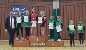 Zeigt das Siegerpodes mit den Siegern drauf.