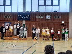 Zeigt das Siegerpodes mit den Siegern drauf.