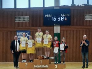 Zeigt das Siegerpodes mit den Siegern drauf.