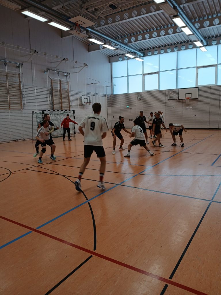 Bild zeigt in der Glückauf Turnhalle das Handball Spiel der Herren des TSV Peißenberg gegen den SV Ettal mit einer Aktion vor dem Kreis.