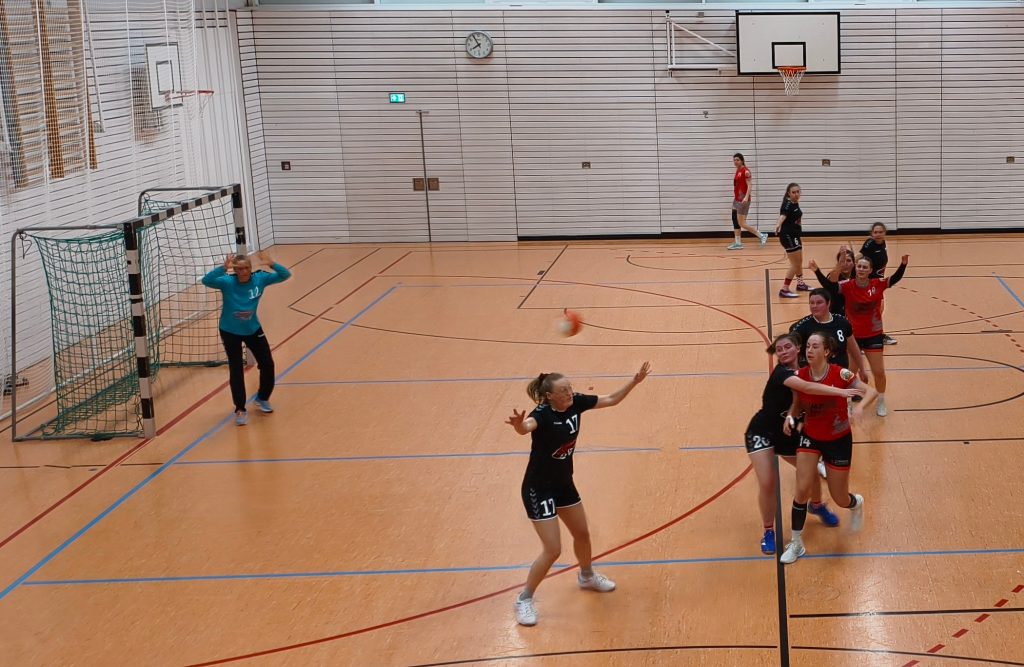 Bild zeigt die Damen gegen den TSV Gilching 2 bei einer Abwehr der Peißenbergerinnen.