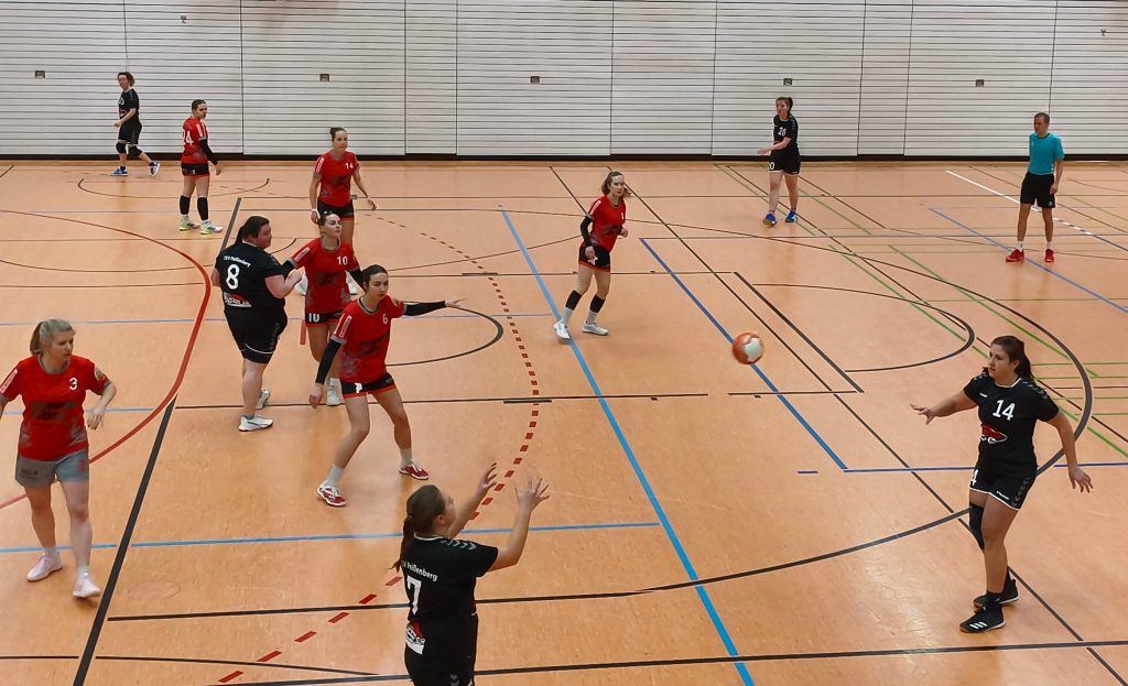 Bild zeigt die Damen gegen den TSV Gilching 2 beim einem Angriff kurz vor dem Strafraum Gilching.