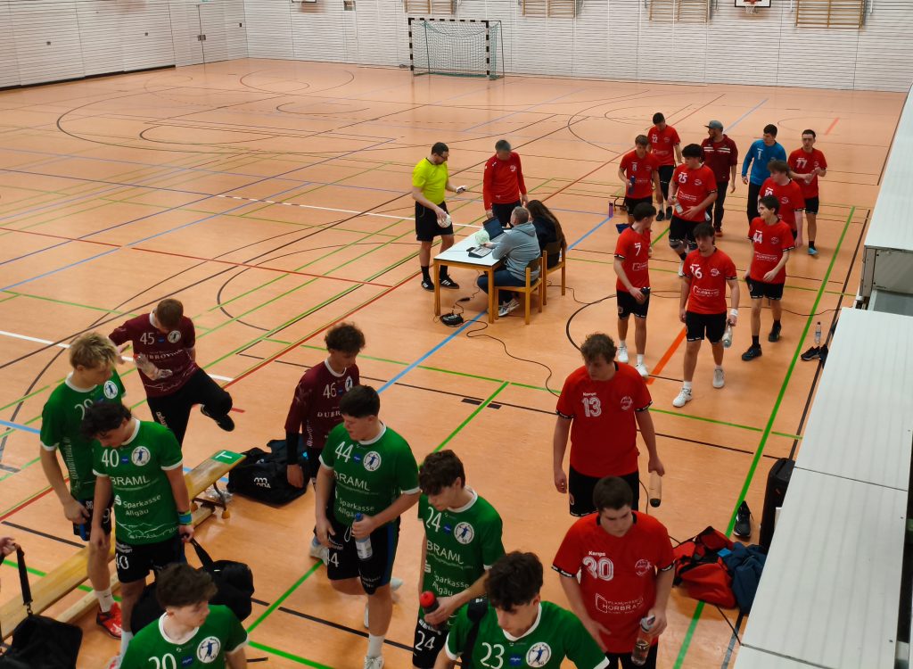 Bild zeigt die männliche A Mannschaft beim Verlassen der Halle in die Kabine zur Halbzeit.