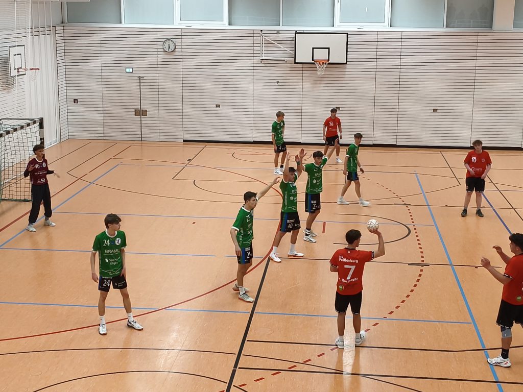 Bild zeigt die Peißenberger mA vor dem Kreis im Zuspiel.