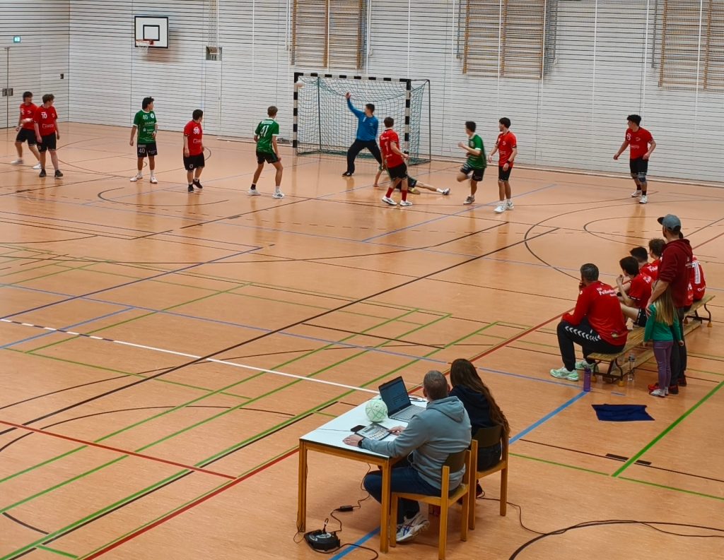 Bild zeigt einen Angriff der Gegner auf das Peißenberger Tor wo der Torhüter den Ball knapp mit der Hand verpasst und der Ball den linken Pfosten verpasst.