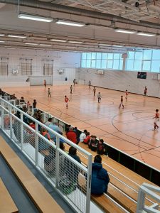 Foto zeigt die Glückauf Halle im Spielbetrieb und den gefüllten Zuschauer Rängen.
