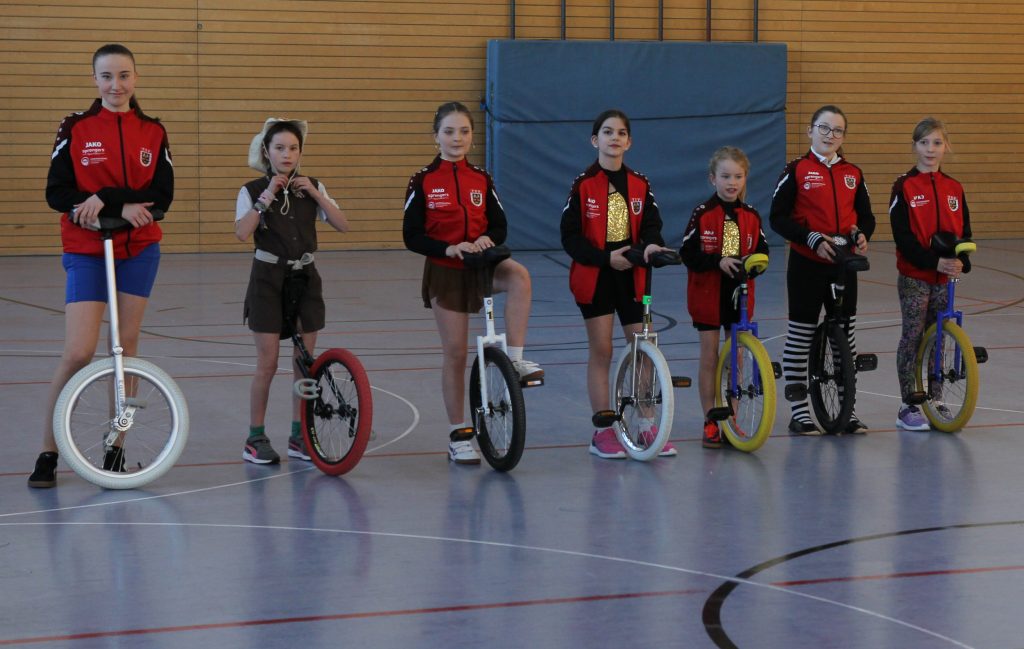 Foto zeigt alle Einrad Teilnehmer stehend neben ihrem jeweiligen Einrad in der Gruppe bevor die Vorführung begann.