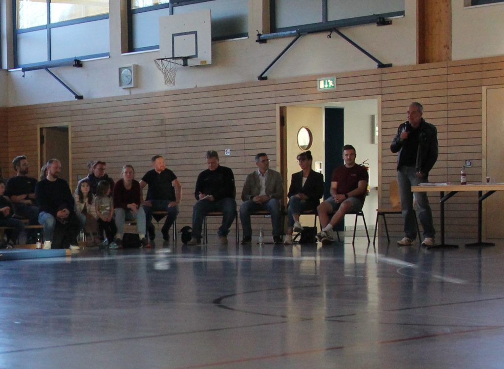 Foto zeigt die Ansprache des TSV Präsidenten Stefan Rießenberger, daneben sitzend Bürgermeister, Gemeinderäte und Presseverteter.