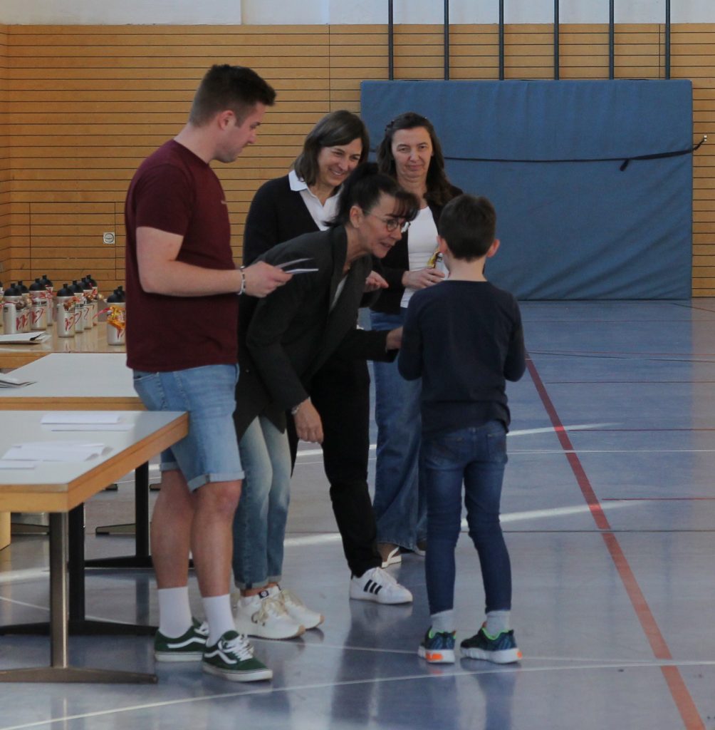 Foto zeigt eine Übergabe der Urkunde, überreicht von der TSV Jugendleitung und Gemeinderatsvertreterin.