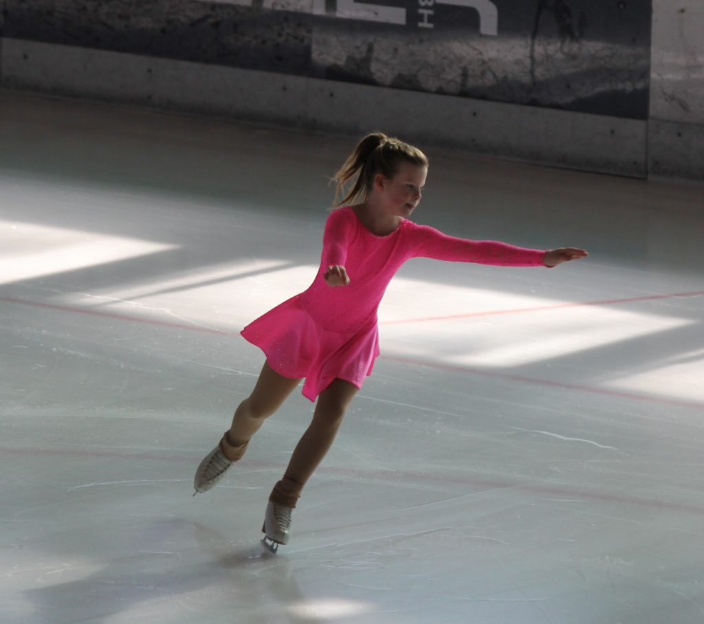 Foto zeigt eine Peißenberger Fahrerein auf einem Beim im Kreis fahrend.