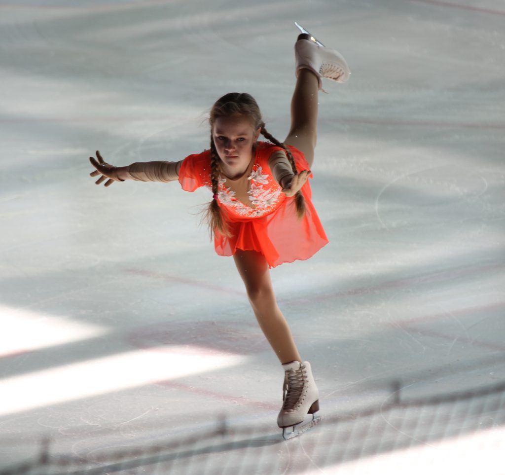 Foto zeigt eine Peißenberger Läuferin auf einem Bein fahrend, das zweite gerade nach hinten gesteckt.