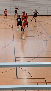 Foto zeigt die Peißenberger Spielerin vor dem Kreis beim Zuspiel des Balles zur Mitspielerin.