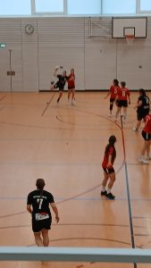 Foto zeigt die Peißenberger Spielerin vor dem Kreis beim Zuspiel des Balles zur Mitspielerin.