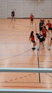 Foto zeigt die Peißenberger Spielerin vor dem Kreis beim Zuspiel des Balles zur Mitspielerin.