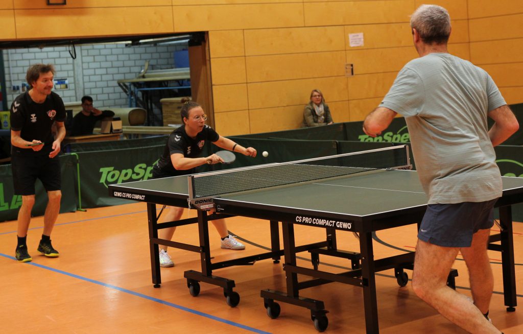 Foto zeigt die Peißenberger/Peitinger Spielerin im Doppel als der Ball kurz davor ist den Schleger zu berühren.