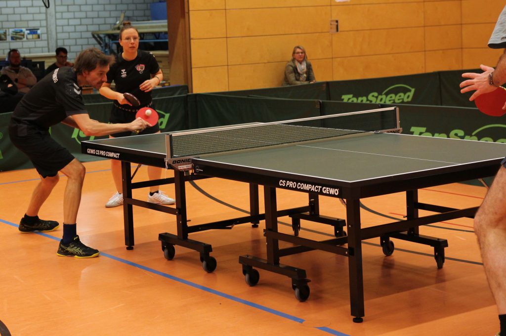 Foto zeigt die Peißenberger/Peitinger Spieler im Doppel als der Ball kurz davor ist den Schleger zu berühren.