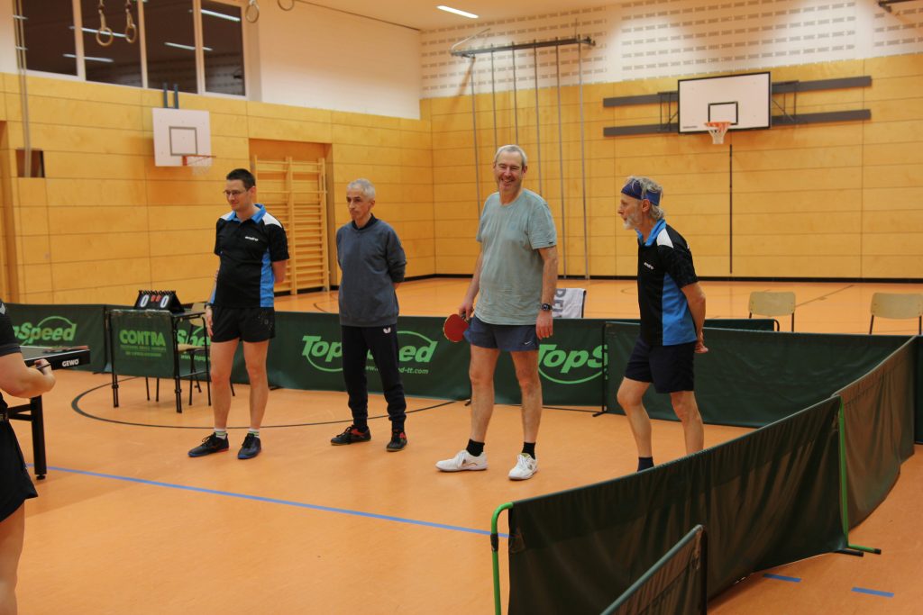 Foto zeigt das Team Penzberg aufgestellt bei der Begrüßung.