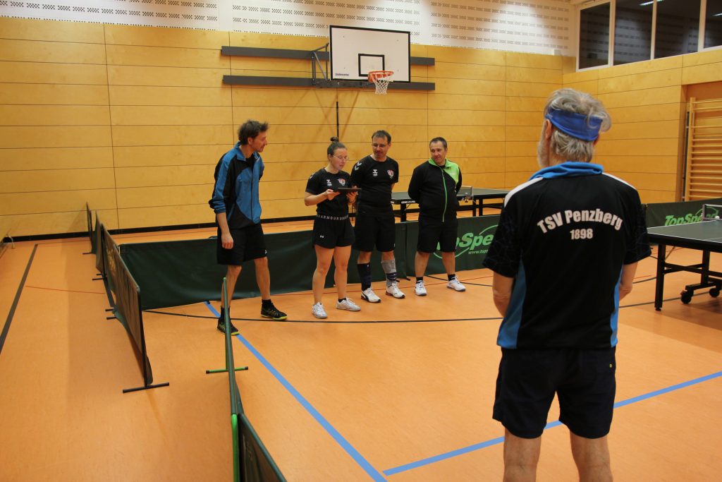 Foto zeigt das Team Peißenberg/Peiting aufgestellt bei der Begrüßung.