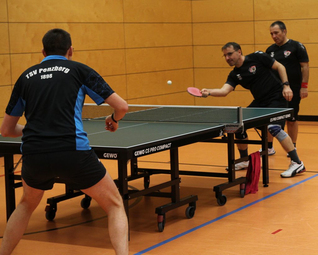 Foto zeigt die Peißenberger/Peitinger Spieler im Doppel als der Ball kurz davor ist den Schleger zu berühren.