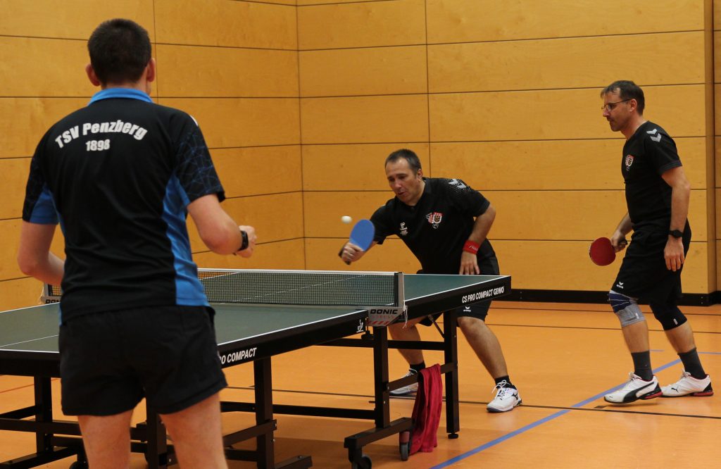 Foto zeigt die Peißenberger/Peitinger Spielerin im Doppel als der Ball kurz davor ist den Schleger zu berühren.