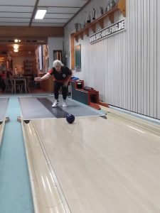 Foto zeigt eine Peißenberger Keglerin beim Warmmachen.