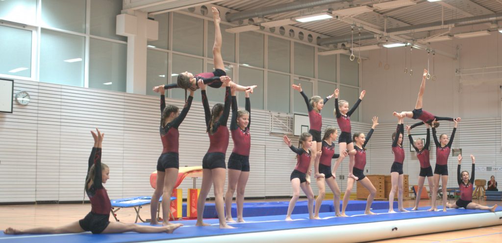 3. Foto zeigt die Wettkampf Gruppe in Aktobatik-Abschluß Position.
